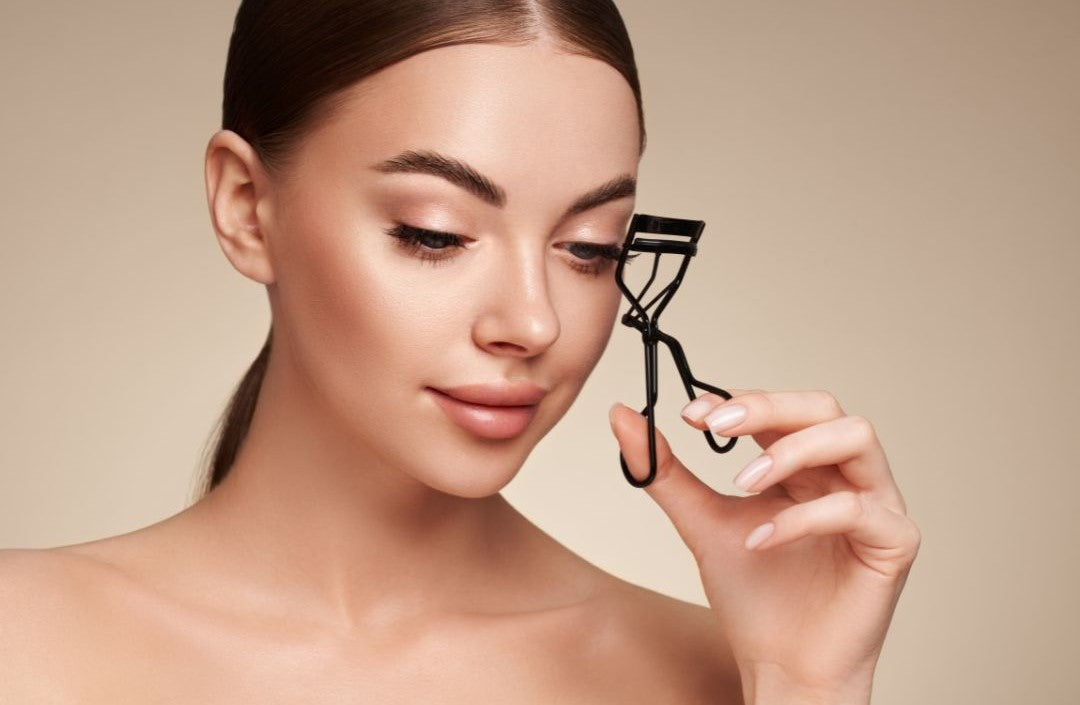Everything you need to know about an eyelash curler - Sins 'n Lashes